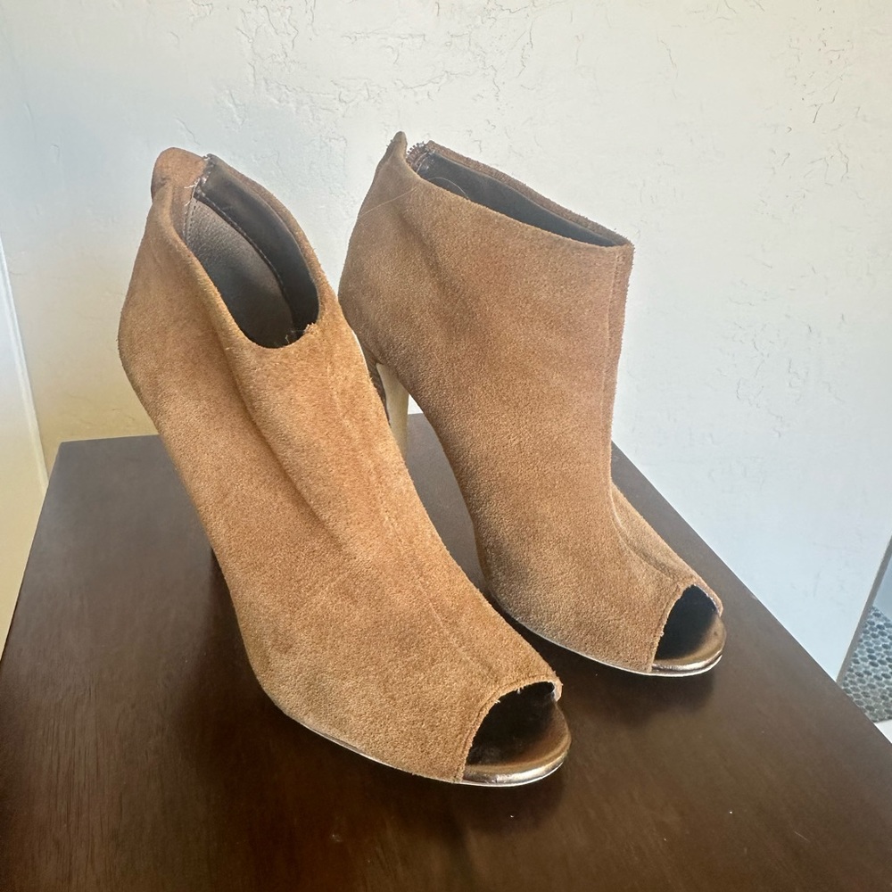 Camel suede peep, toe booty